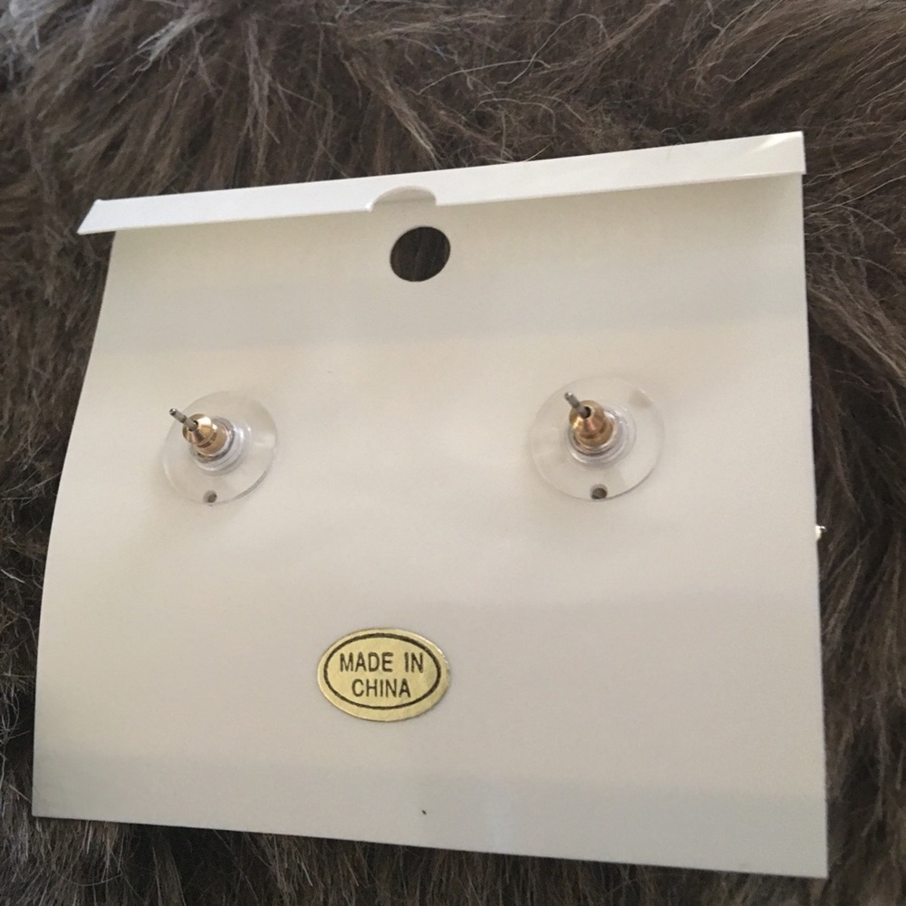 Faux amethyst gold tone cluster pierced earrings - Picture 5 of 5